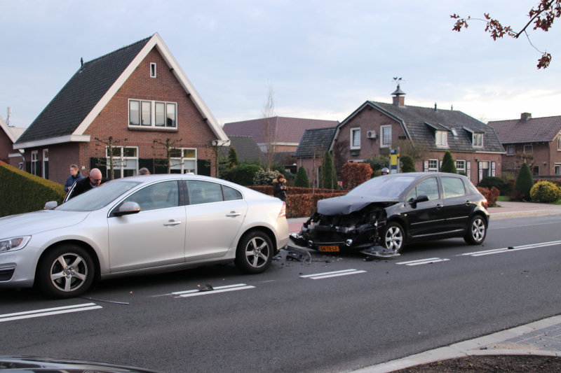 Bijrijder raakt gewond bij stevige kop-staartbotsing