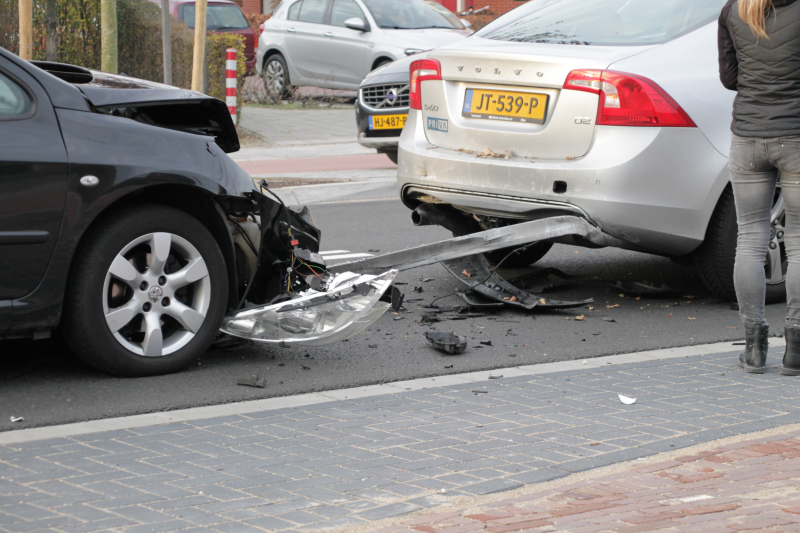 Bijrijder raakt gewond bij stevige kop-staartbotsing