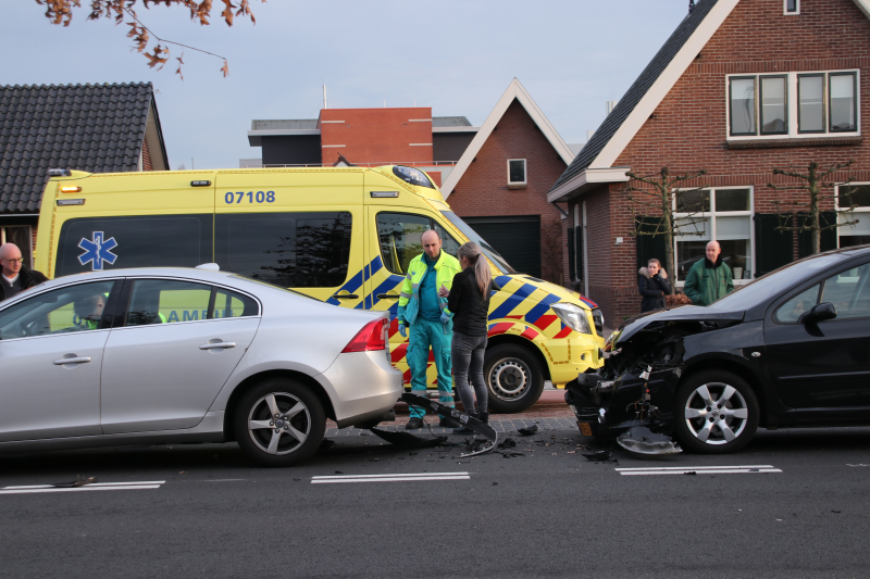 Bijrijder raakt gewond bij stevige kop-staartbotsing