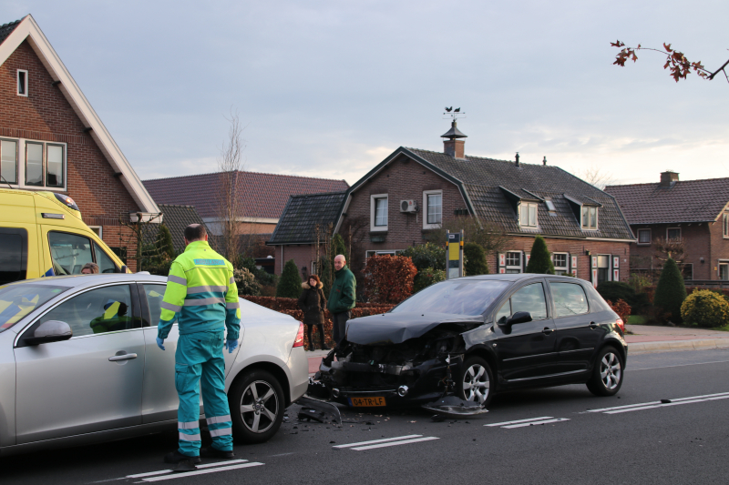 Bijrijder raakt gewond bij stevige kop-staartbotsing