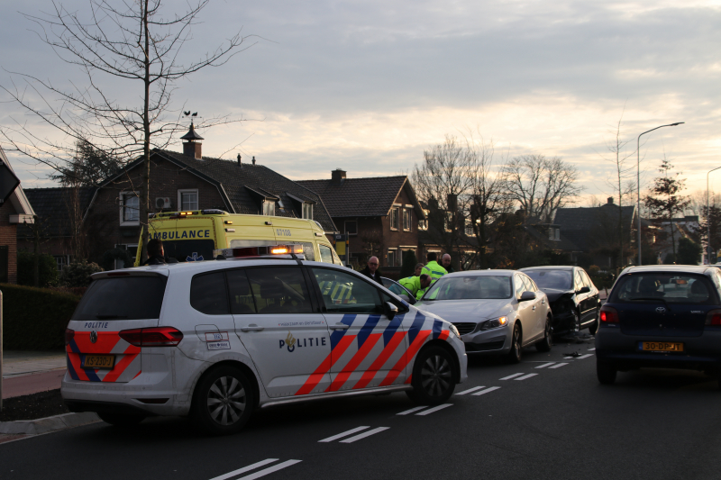 Bijrijder raakt gewond bij stevige kop-staartbotsing