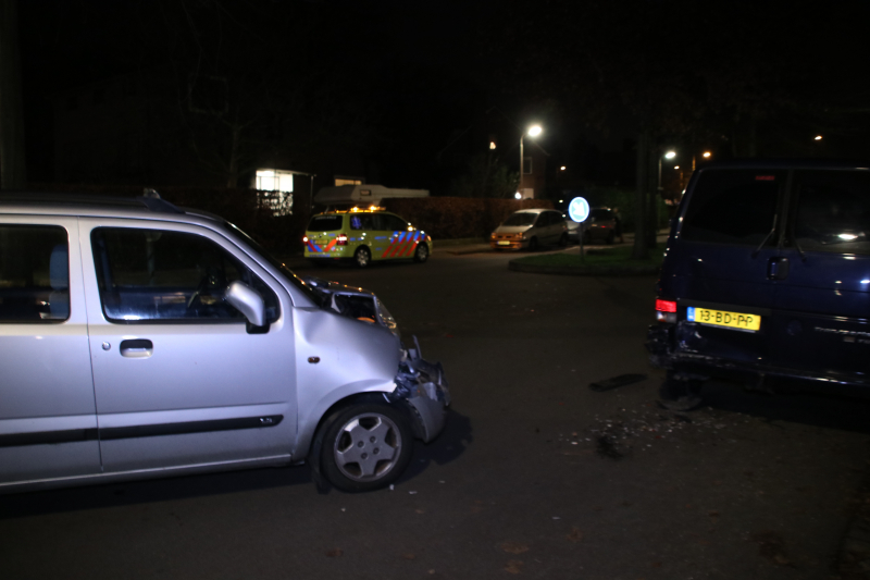 Auto botst op geparkeerde bestelbus