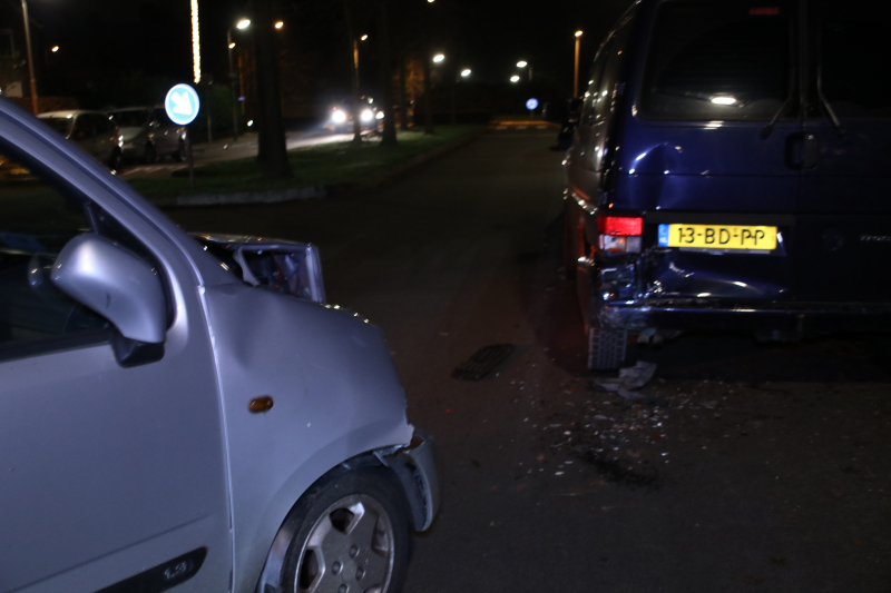 Auto botst op geparkeerde bestelbus