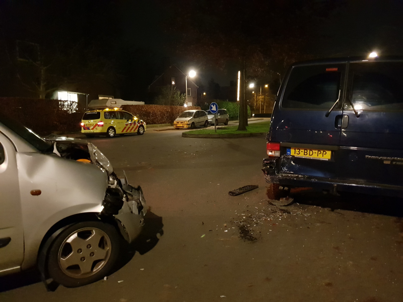 Auto botst op geparkeerde bestelbus