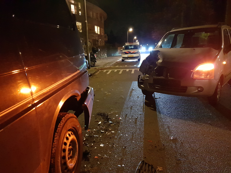Auto botst op geparkeerde bestelbus