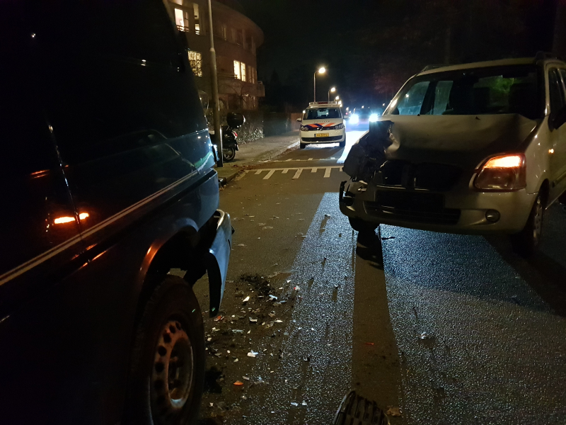 Auto botst op geparkeerde bestelbus