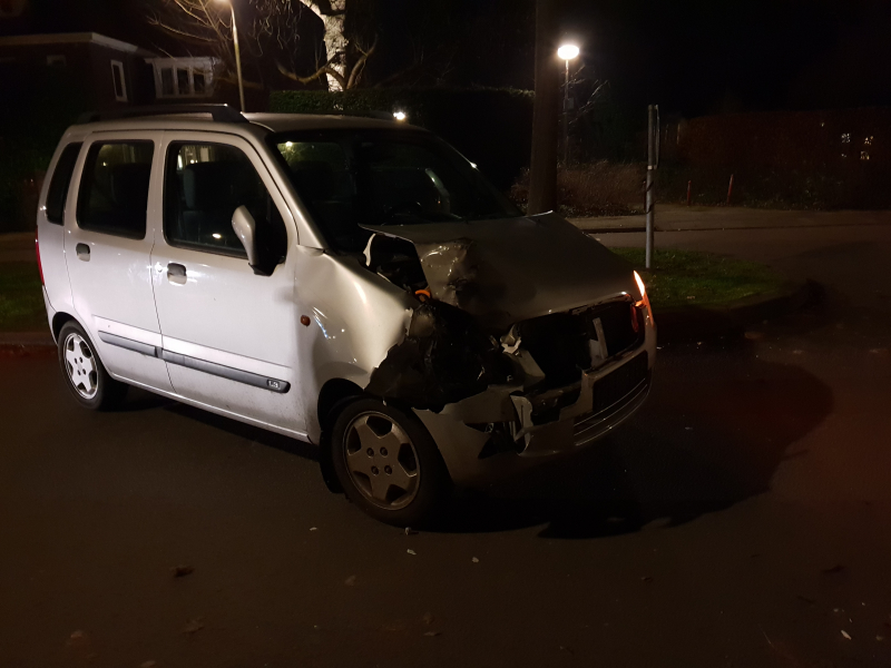 Auto botst op geparkeerde bestelbus