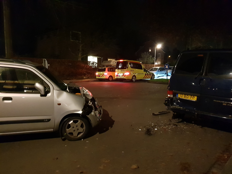 Auto botst op geparkeerde bestelbus