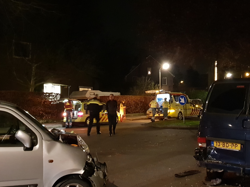 Auto botst op geparkeerde bestelbus