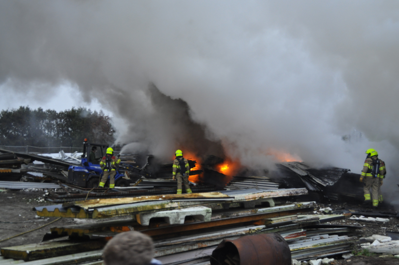 Vuurwerk zet berg afval in brand