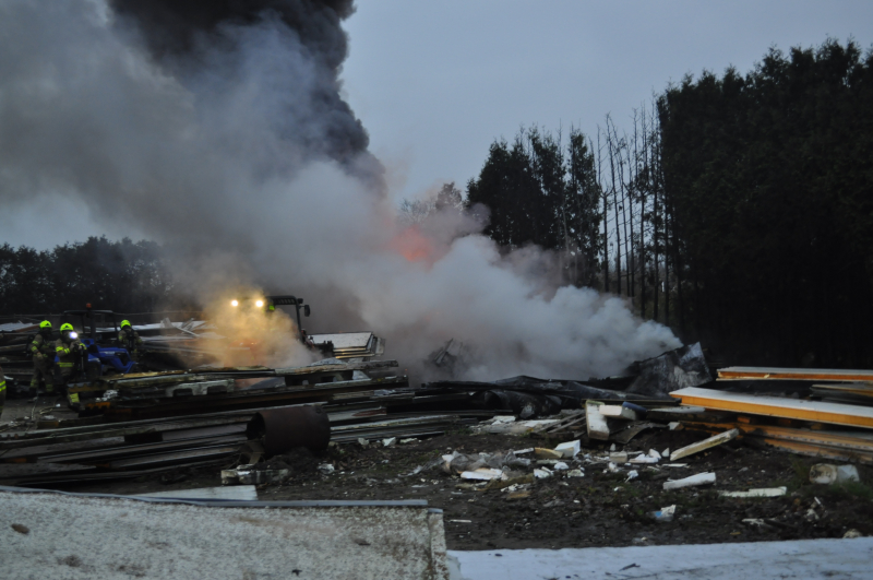 Vuurwerk zet berg afval in brand