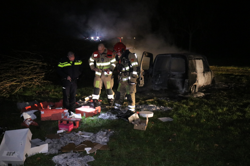 Busje van postbezorgdienst in vlammen op