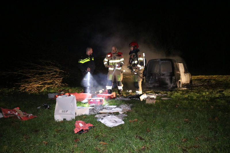 Busje van postbezorgdienst in vlammen op