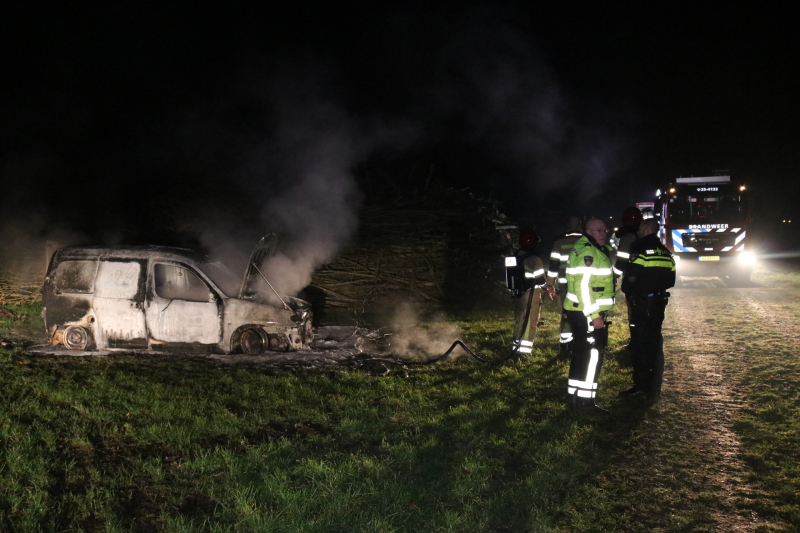 Busje van postbezorgdienst in vlammen op