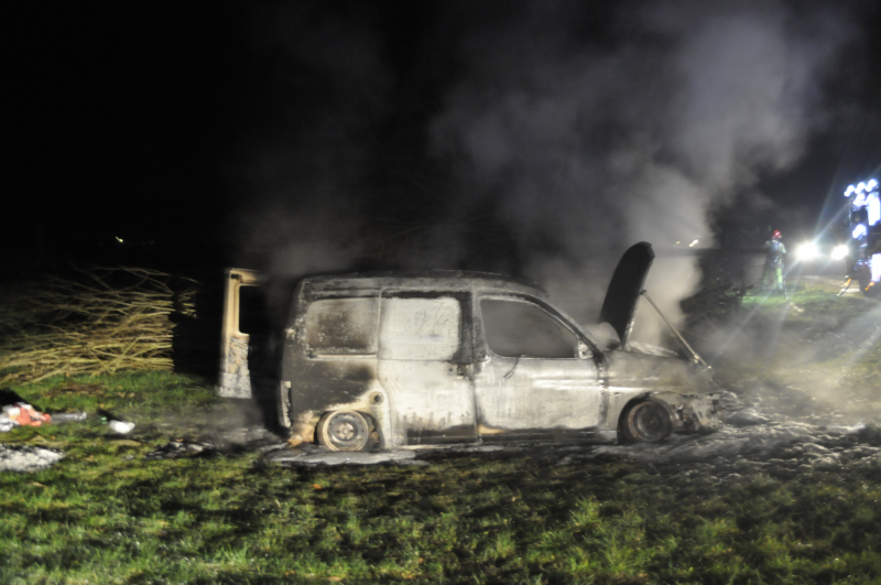 Busje van postbezorgdienst in vlammen op