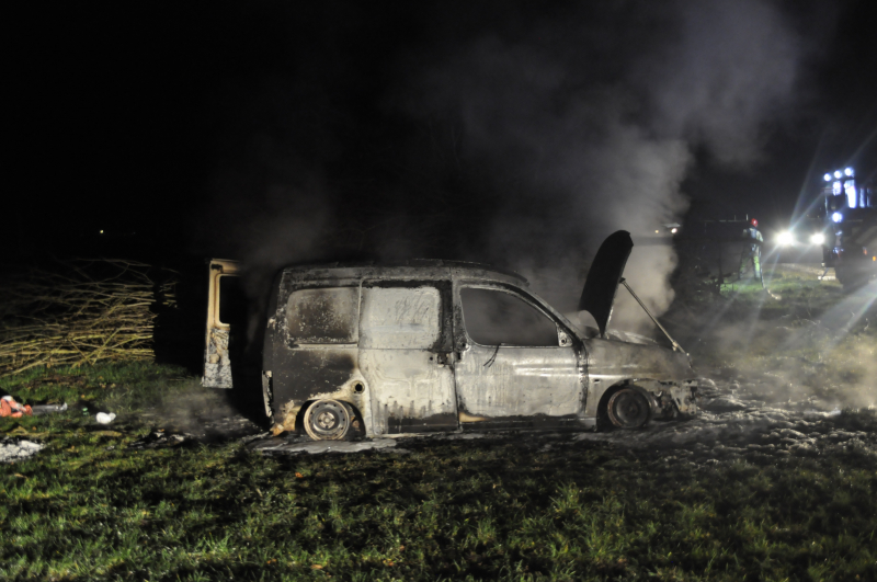 Busje van postbezorgdienst in vlammen op
