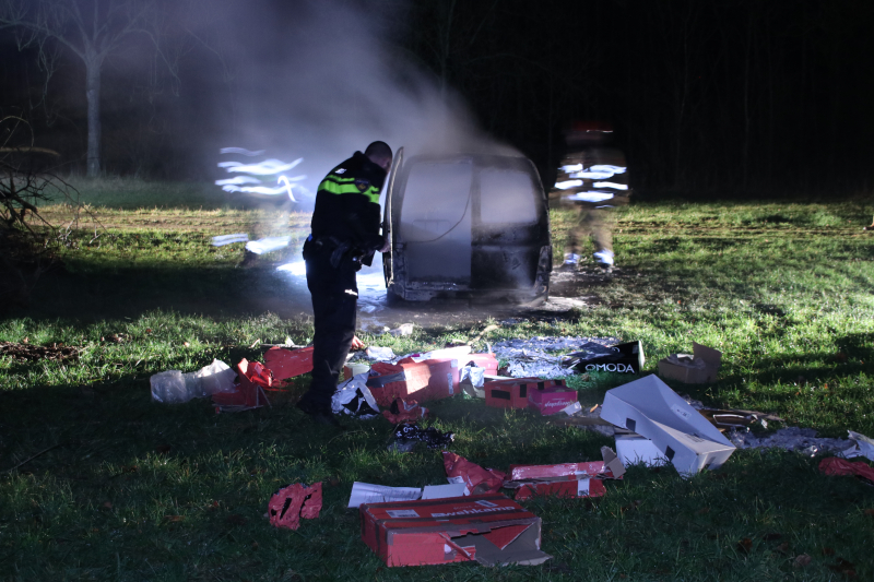 Busje van postbezorgdienst in vlammen op