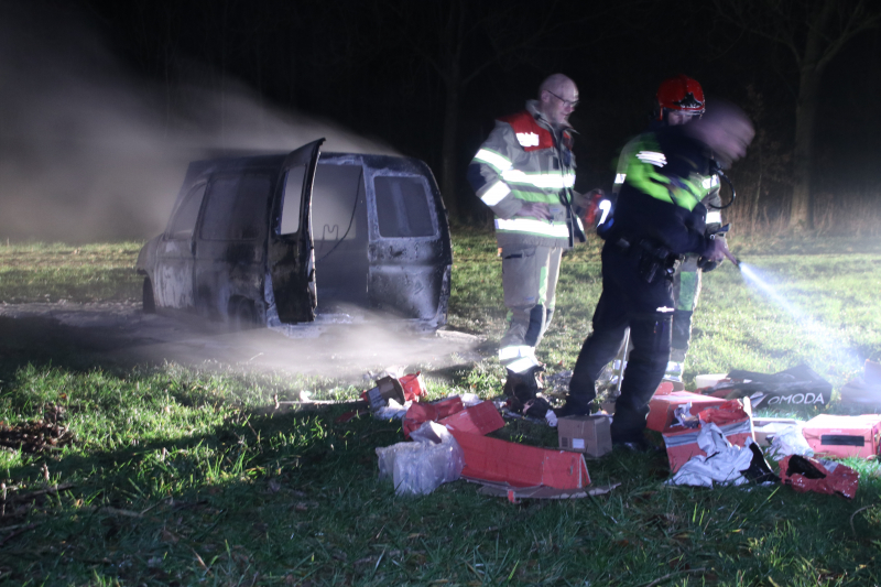 Busje van postbezorgdienst in vlammen op