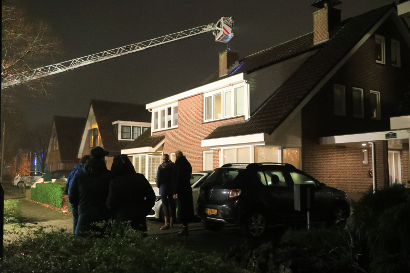 Voorbijganger ziet vlammen uit schoorsteen