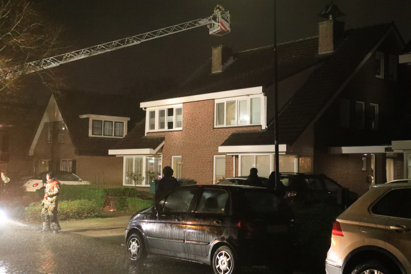 Voorbijganger ziet vlammen uit schoorsteen