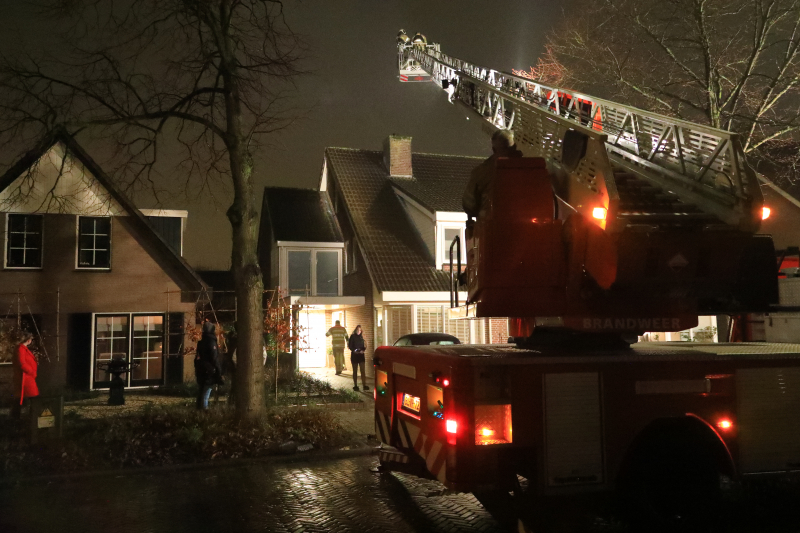 Voorbijganger ziet vlammen uit schoorsteen