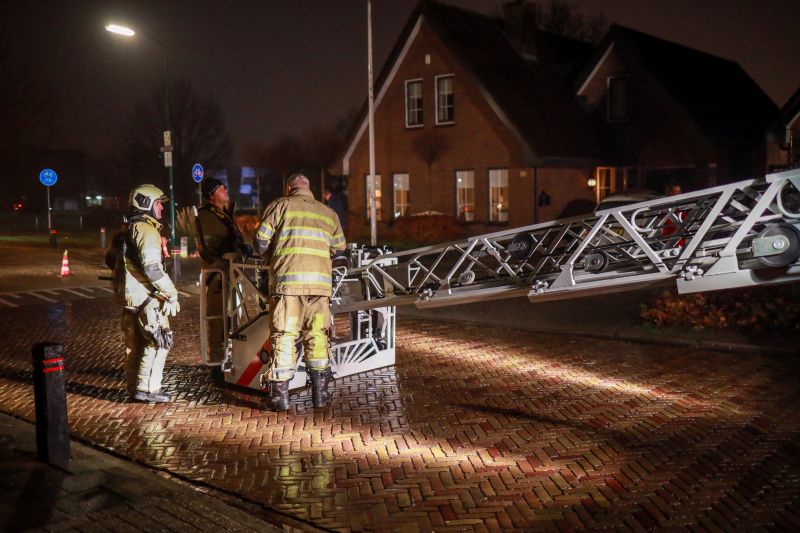 Voorbijganger ziet vlammen uit schoorsteen