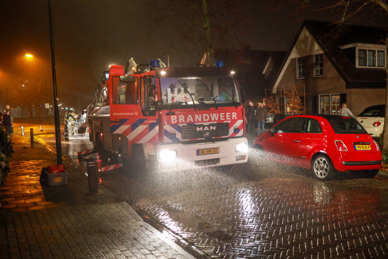 Voorbijganger ziet vlammen uit schoorsteen