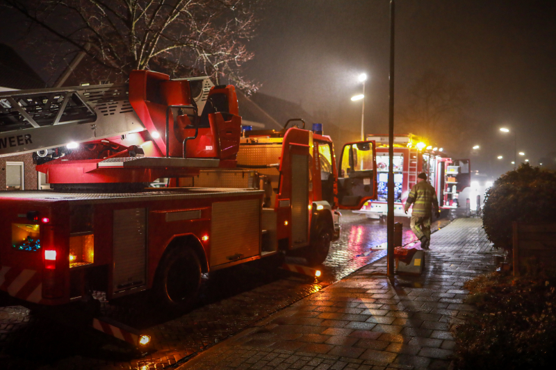 Voorbijganger ziet vlammen uit schoorsteen