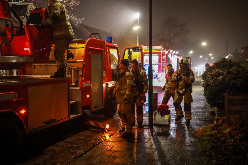 Voorbijganger ziet vlammen uit schoorsteen
