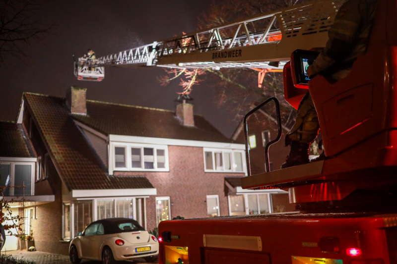 Voorbijganger ziet vlammen uit schoorsteen