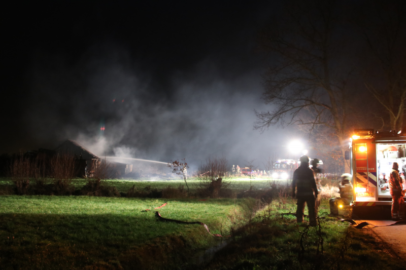 Schuur met rietenkap in brand