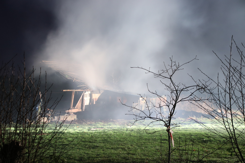 Schuur met rietenkap in brand