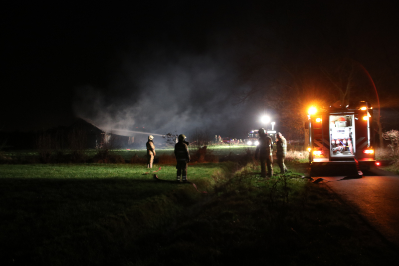 Schuur met rietenkap in brand