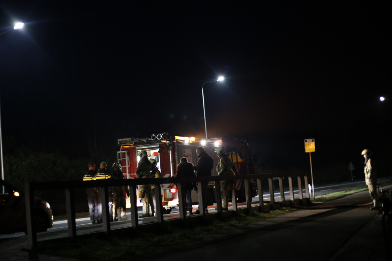 Schuur met rietenkap in brand