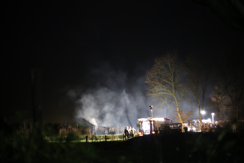 Schuur met rietenkap in brand