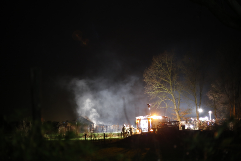 Schuur met rietenkap in brand