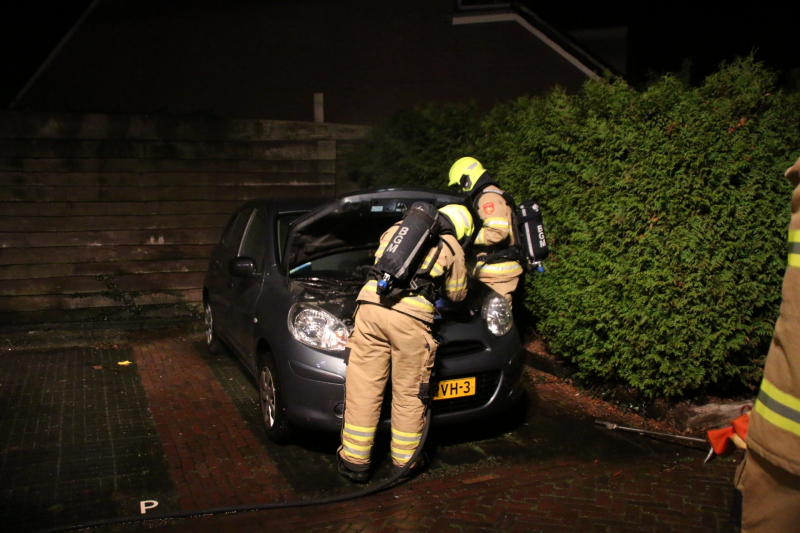Buurtbewoners blussen autobrand