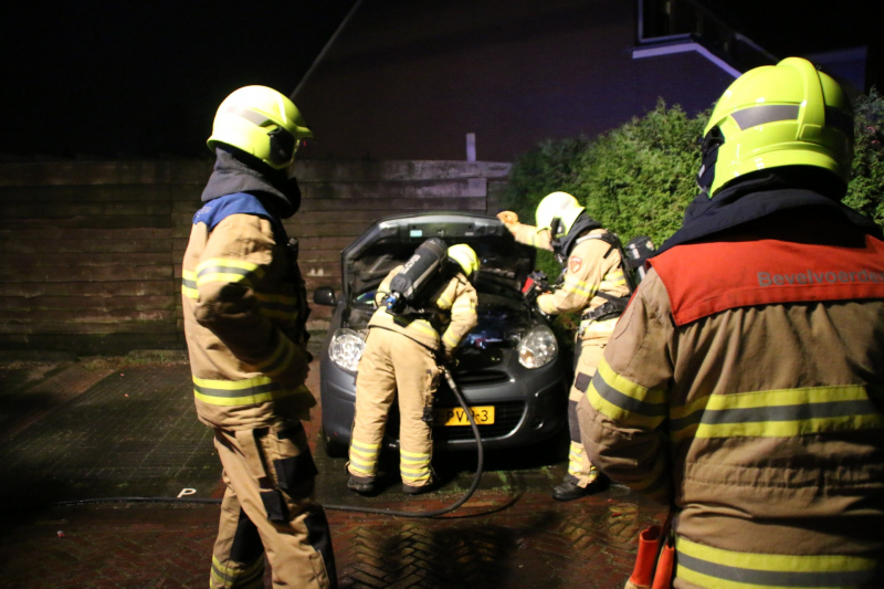 Buurtbewoners blussen autobrand