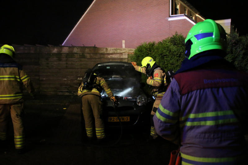 Buurtbewoners blussen autobrand