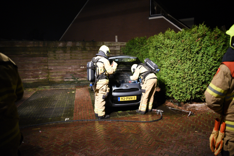 Buurtbewoners blussen autobrand