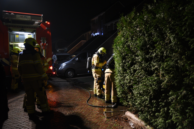 Buurtbewoners blussen autobrand