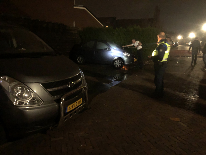 Buurtbewoners blussen autobrand