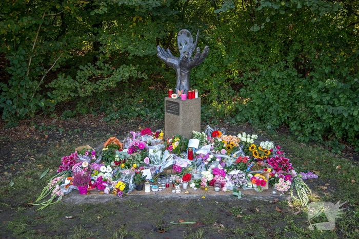 Veel bloemen en mooie woorden voor Anne Faber