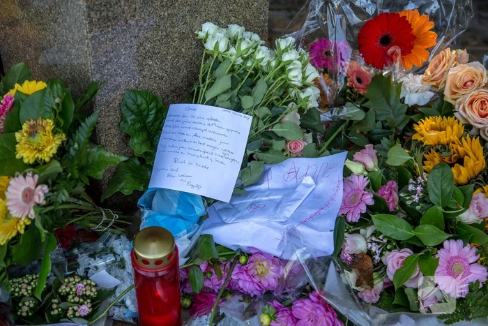 Veel bloemen en mooie woorden voor Anne Faber