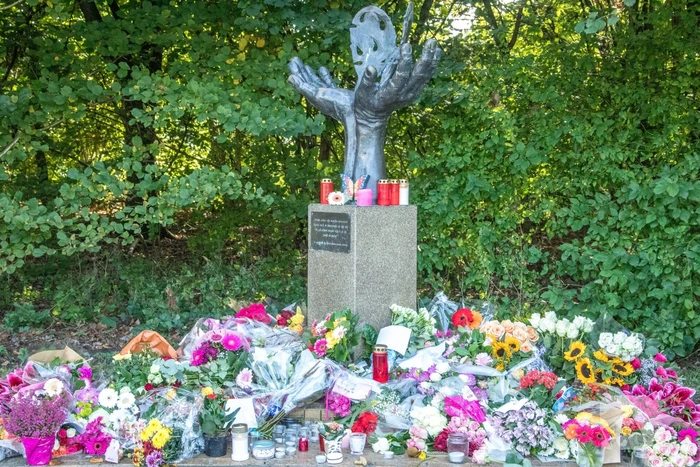 Veel bloemen en mooie woorden voor Anne Faber