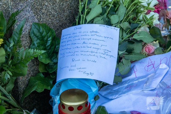 Veel bloemen en mooie woorden voor Anne Faber