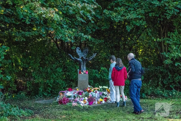 Veel bloemen en mooie woorden voor Anne Faber