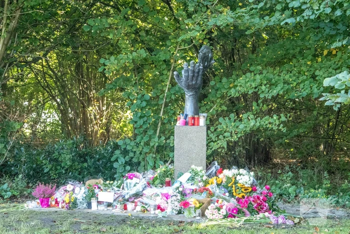 Veel bloemen en mooie woorden voor Anne Faber