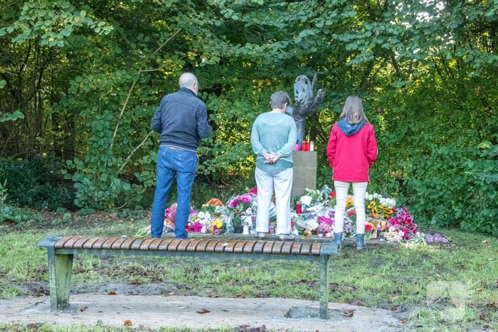 Veel bloemen en mooie woorden voor Anne Faber