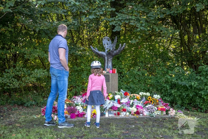 Veel bloemen en mooie woorden voor Anne Faber